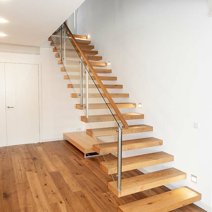 Kragarmtreppe mit Glasgeländer