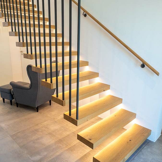Kragarmtreppe mit LED Beleuchtung